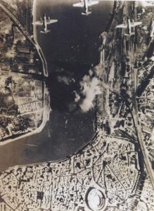 Photographie du bombardement du 6 août 1944
