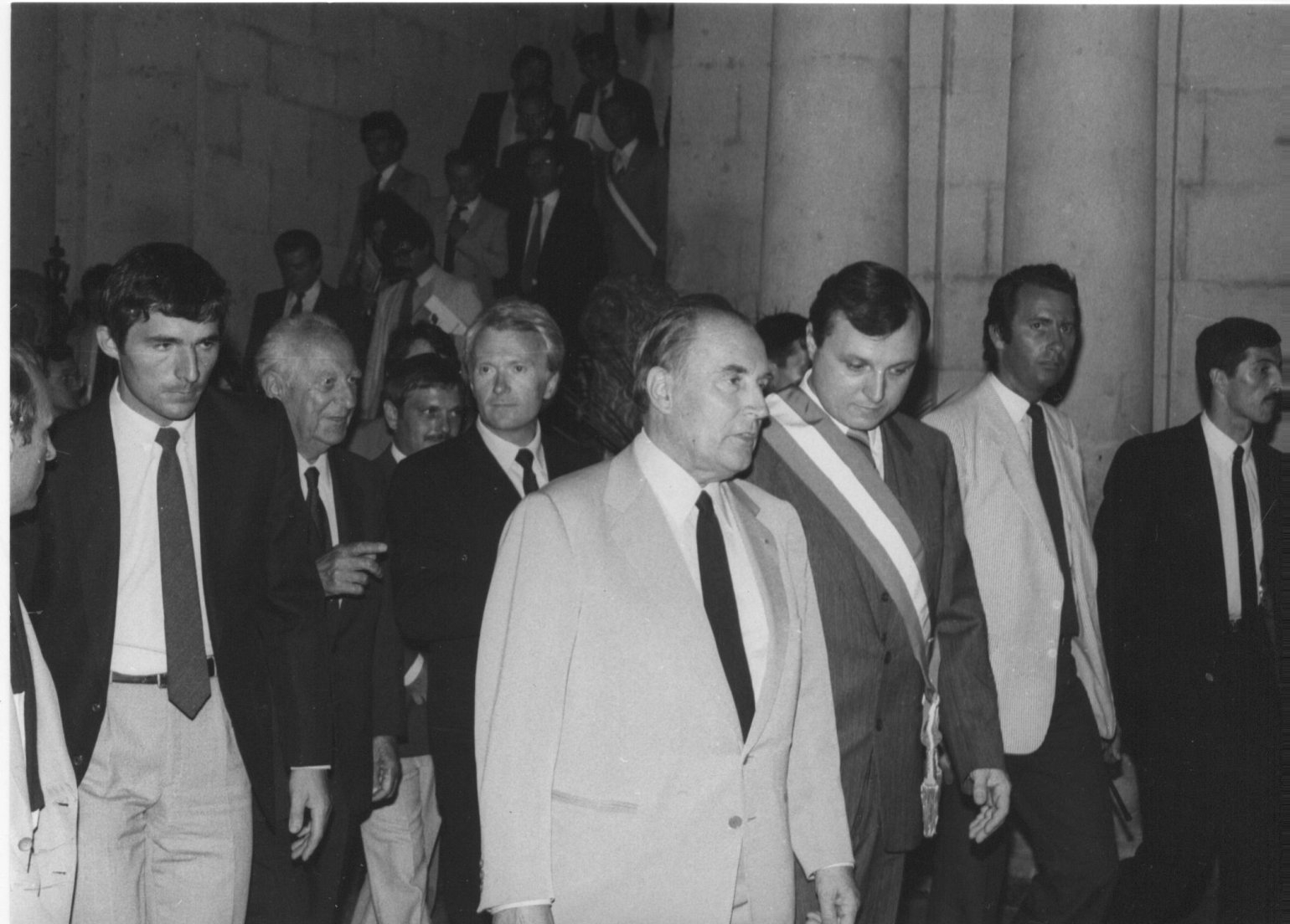 F. Mitterrand, accompagné de sa délégation et du maire