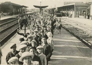 Photo du départ des enfants pour Saint Michel de Chabrianoux, 07 (Arch. Arles, H972)