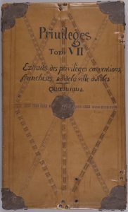 AA7, Couverture revêtue de basane estampée à froid, renforcée de 4 coins en fer et au centre d'une pièce métallique ou « ombilic » ; elle garde encore la trace des fermoirs qu'elle possédait à l'origine. Elle a été refaite à l'identique en 1987. 