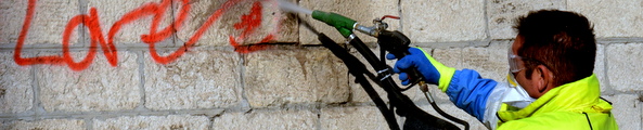Enlèvement de graffitis, photo D. Bounias / Ville d'Arles