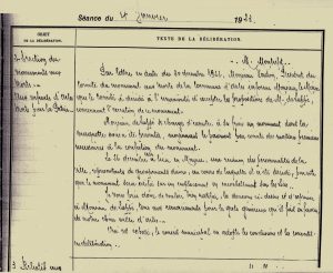 Arch. com. Arles, D 45 p221, Délibération de la ville d'Arles du 4 janvier 1923 concernant l'érection d'un monument aux morts, "Aux enfants d’Arles morts pour la patrie".
