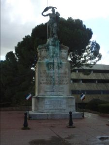 Photographie du monument aux morts de la ville d'Arles (nov. 2018, s. Brunet)