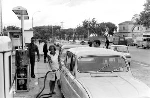 Une longue file d’attente, surveillée par la police, devant le poste à essence de Maurice Jauffret (sur la photo) avenue Victor Hugo. Photo Charles Farine
