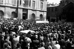 Les manifestants rassemblés sur la place de la République face à la mairie d’Arles le 13 mai 1968. Photo Charles Farine