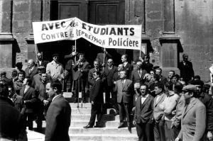 Personnalités rassemblées sur les marches du musée lapidaire : en dessous de la banderole, coiffé d’un béret, Cyprien Pilliol, premier maire élu après la Libération (1945-1947), en bas à droite sur la deuxième marche son successeur, Charles Privat, député-maire d’Arles en 1968 (1947-1971). Photo Charles Farine
